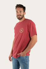 Load image into Gallery viewer, SIGNATURE BULL MENS CLASSIC T-SHIRT - RED BRICK/GOLD
